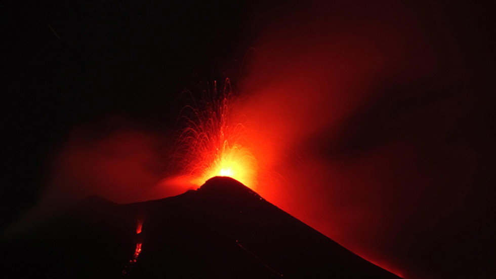 Силни експлозии на вулкана Етна, ситуацията е много опасна (ВИДЕО)