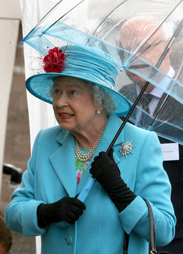 Шокиращо: От 1993 г. Кралица Eлизабет II прави нещо, което никой не бе забелязал, а се навира в очите на всички (СНИМКИ)