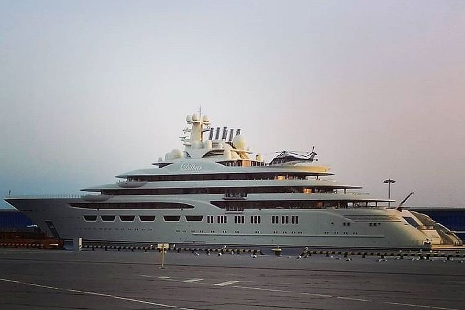 Най-луксозната яхта в света пристигна в Сочи (СНИМКИ)