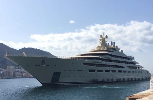 Най-луксозната яхта в света пристигна в Сочи (СНИМКИ)