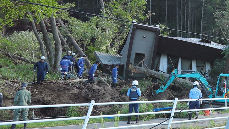 Мощното земетресение погреба живи хора, срина планини, нагърчи шосета и потопи Япония в мрак (СНИМКИ/ВИДЕО)