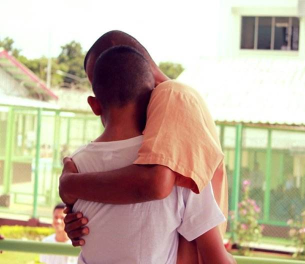 Трогателно! Дете посети затвор по време на екскурзия и разпозна своя баща-пандизчия (СНИМКИ)