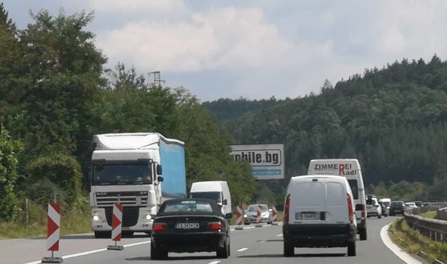 Ужасът на "Тракия" продължава: Лудите от София са нищо в сравнение на това, което се случва край Пловдив (СНИМКИ)