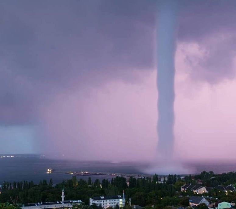 Стихия! Торнадо вилня над Черно море (ЗРЕЛИЩНИ СНИМКИ/ВИДЕО)