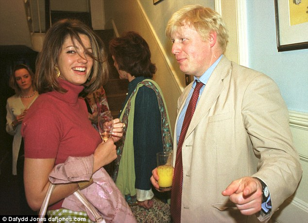 Скандал в Лондон: Борис Джонсън тръгна по чужди жени, съпругата му го натири след четвърт век брак и 4 деца (СНИМКИ)