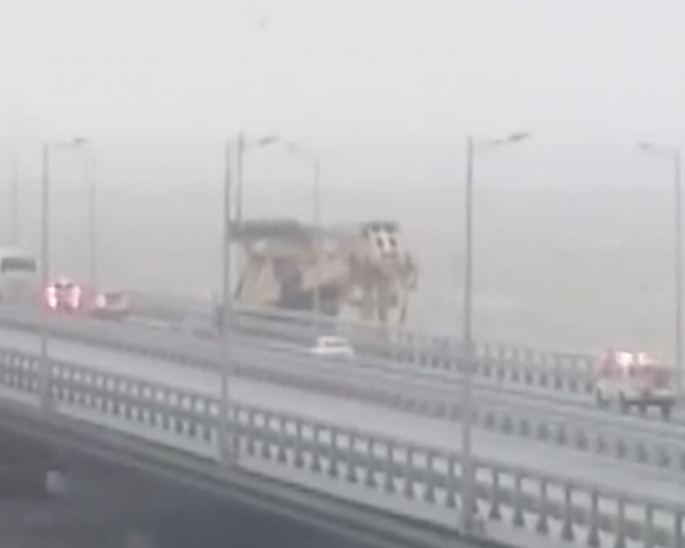 Огромно морско съоръжение се вряза в Кримския мост (ВИДЕО)