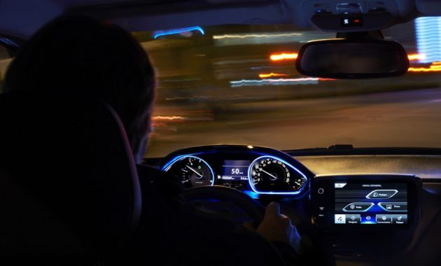 Безаварийно нощно шофиране с автомобил: 9 основни правила за безопасност