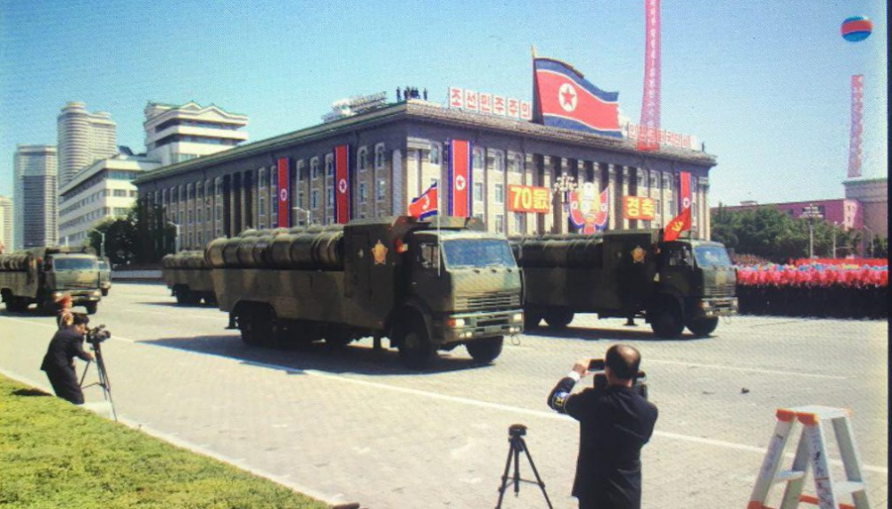 Северна Корея пак направи зрелище за рождения си ден, но за пръв път в историята на площада не се случиха две знакови неща (СНИМКИ/ВИДЕО)