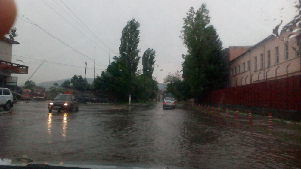 Два екипа на общината проверяват за щети след дъжда, който валя в София