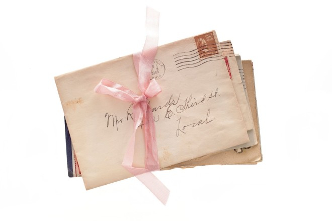 Момиченце намерило любовните писма на родителите си, дори и на сън не предполагали какво ще направи с тях 