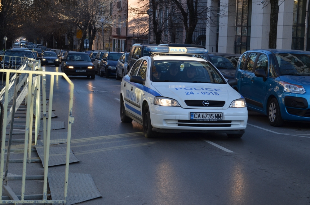В Пловдив контрабандист се опитал да постави белезници на полицай