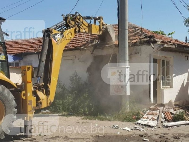 Багери атакуват незаконните ромски къщи в пловдивската Шекер махала