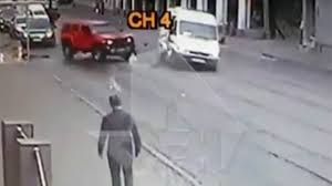 Блондинка с червен "Хамър" надъни линейка и първо огледа какво се е случило на джипа (ВИДЕО)