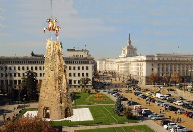 Гигантски 33-метров паметник може да се извиси на мястото на Мавзолея в София, кой ще е конникът на върха на монумента