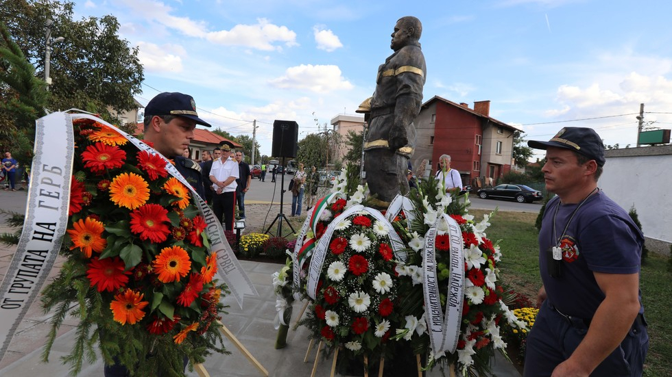 Герой: Откриха паметника на пожарникаря Богдан Личев (СНИМКИ)