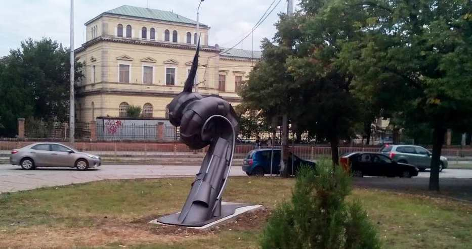 Във Варна се появи най-гнусната скулптура, всички се чудят какво е (СНИМКИ)