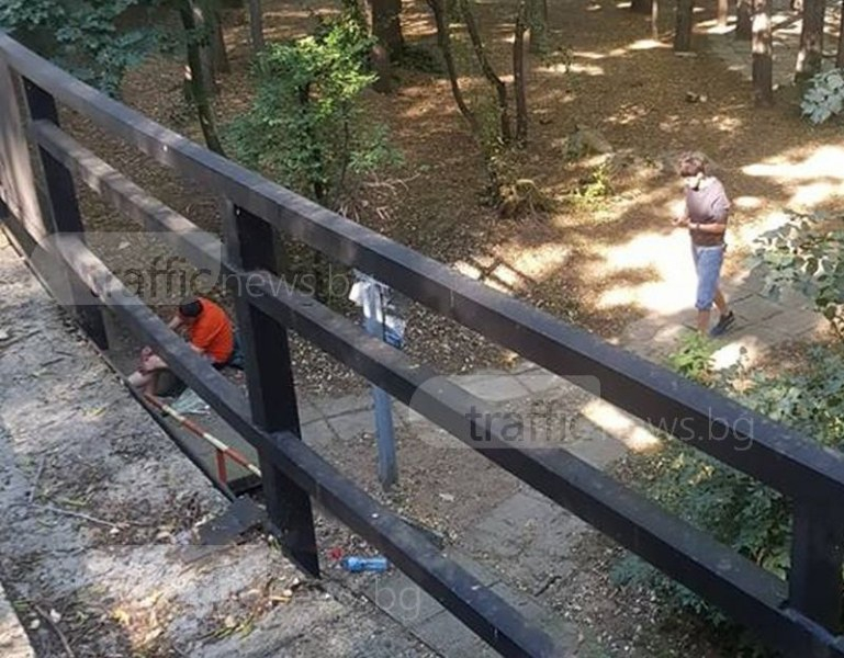 Мъже се боцкат пред погледите на деца на Младежкия хълм в Пловдив (СНИМКИ)