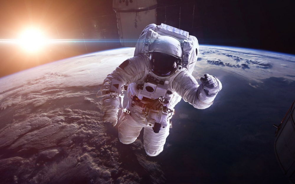 Какво ще се случи, ако скочим от космоса на Земята (ВИДЕО)