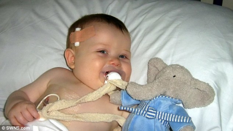 Лекарите предсказаха смъртта на това дете, но десет минути по-късно се случи чудо (СНИМКИ)