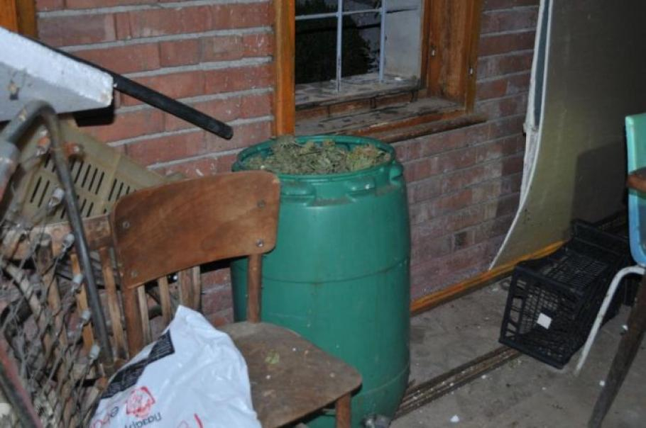Дядо от невестинско село натъпка 62 килограма канабис в буркани (СНИМКИ)