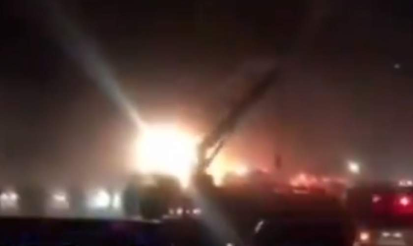 Ужас в Иран! Автобус се блъсна в цистерна и се запали, десетки убити и ранени (СНИМКИ)
