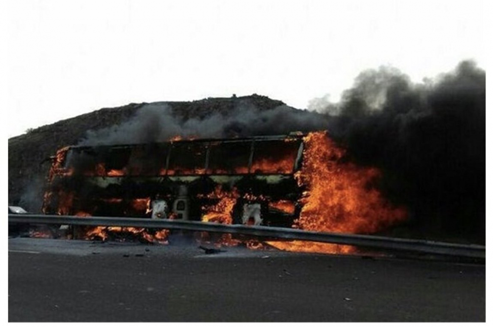 Ужас в Иран! Автобус се блъсна в цистерна и се запали, десетки убити и ранени (СНИМКИ)