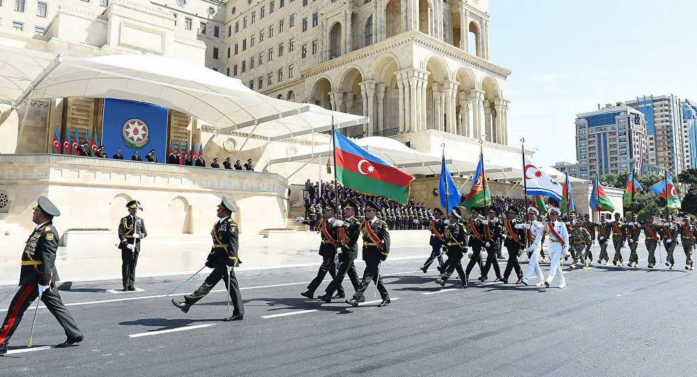 Грандиозен парад в Баку за 100-годишнината на Азербайджанската демократична република (СНИМКИ/ВИДЕО)