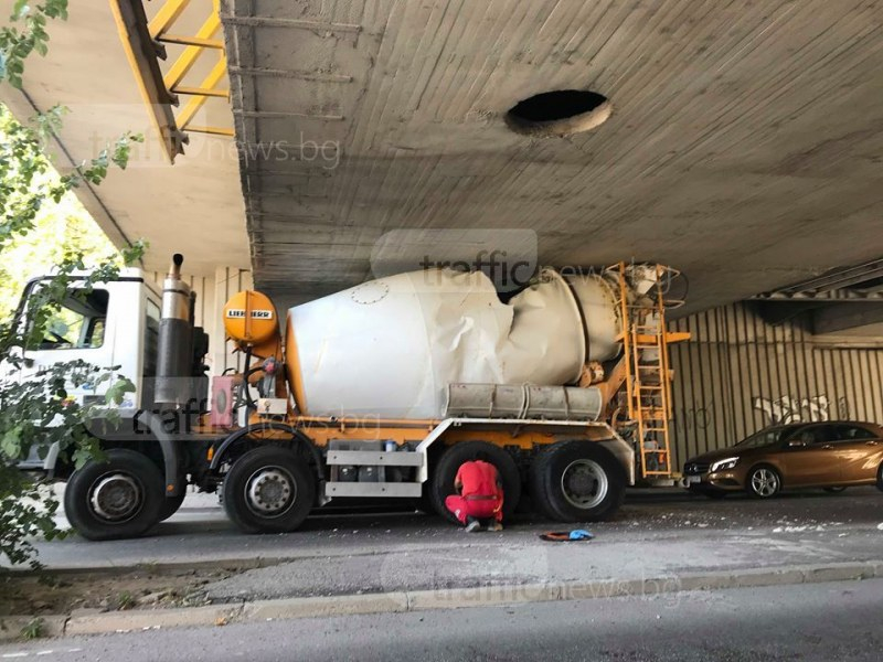 Бетоновоз се заклещи под мост в Пловдив! Шофьорът запретна ръкави и... (СНИМКИ)