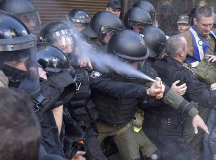 Момчета, пазя ви гърба! Украински силовак скъса мрежата от смях, като се обезвреди сам (СНИМКИ)