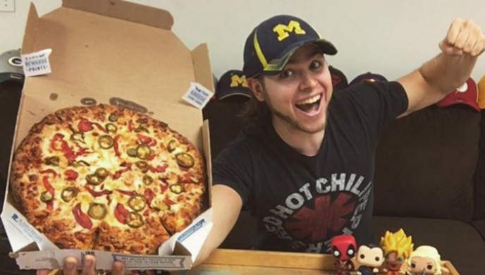 Този младеж яде пица всеки ден, няма да повярвате как се е променило тялото му (СНИМКИ)