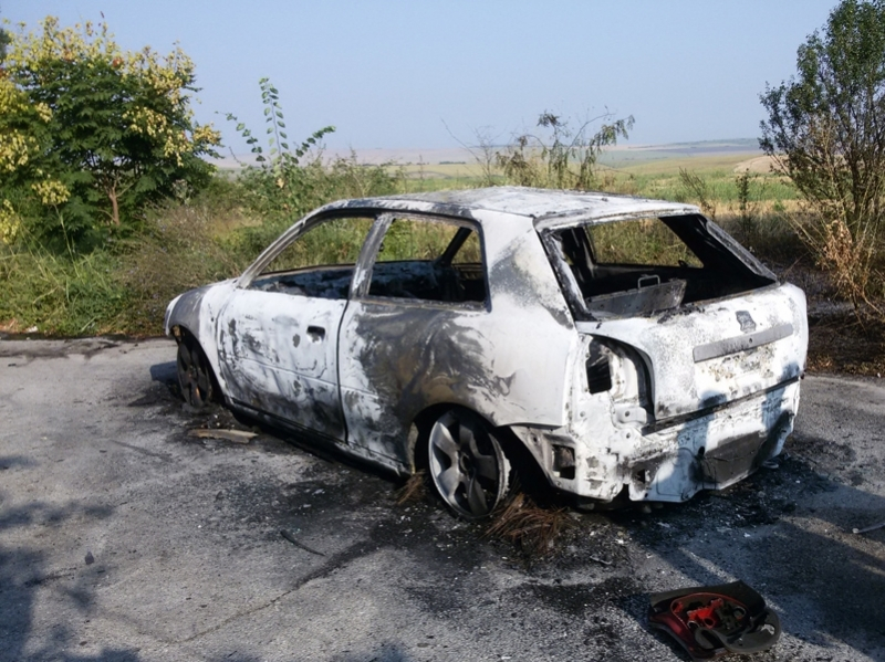 Опожарена кола и овъглен труп насред полето в Търничане откри козар 
