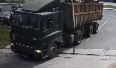 Съсипия! Камион помете бариерата на един от най-модерните прелези у нас (ВИДЕО)