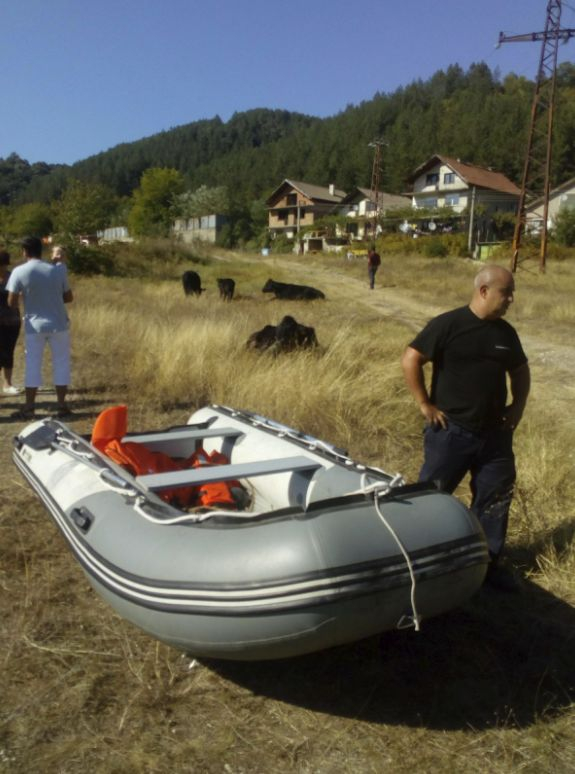 Пожарникари спасяваха крави и телета, попаднали във воден капан край Белово (СНИМКИ)