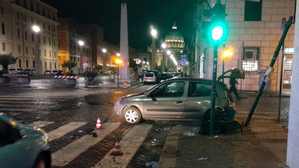 Ужасяващ инцидент до площад "Свети Петър" във Ватикана (СНИМКА)