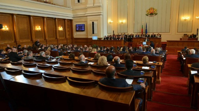 Със 139 депутати в зала започна пленарното заседание за министерските оставки 