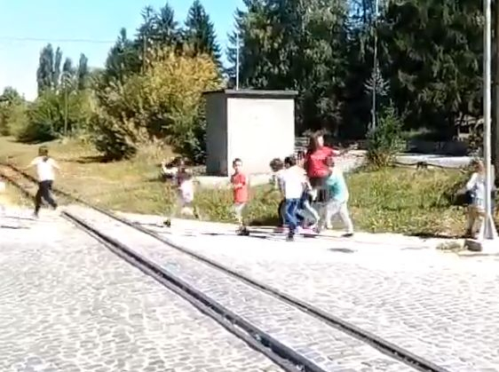 Заснелият скандалния клип с учителка и куп малки дечица на жп прелез с безумно оправдание защо не ги е спрял! (ВИДЕО)