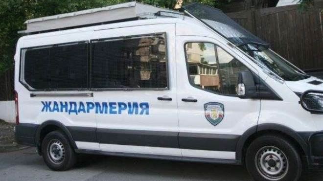 Жандармерия изведе работниците от "Винпром Карнобат", митниците го запечатаха