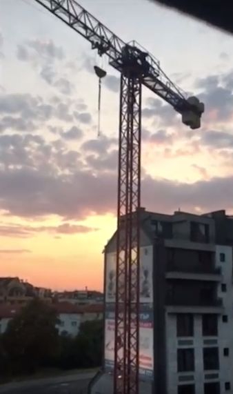 Пловдивчанка се вцепени от ужас, когато видя този "геройски подвиг" върху строителен кран (СНИМКИ/ВИДЕО)
