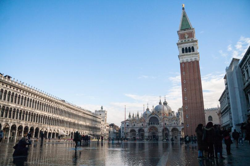 Кметът на Венеция предлага забрана на сядането на неразрешени публични места