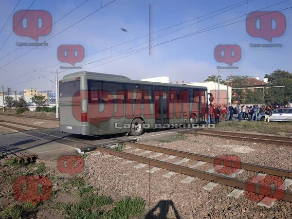 Напрежението ескалира! Служебен автобус на Винпром Карнобат на Миню Стайков блокира жп линията Бургас-София (СНИМКИ)