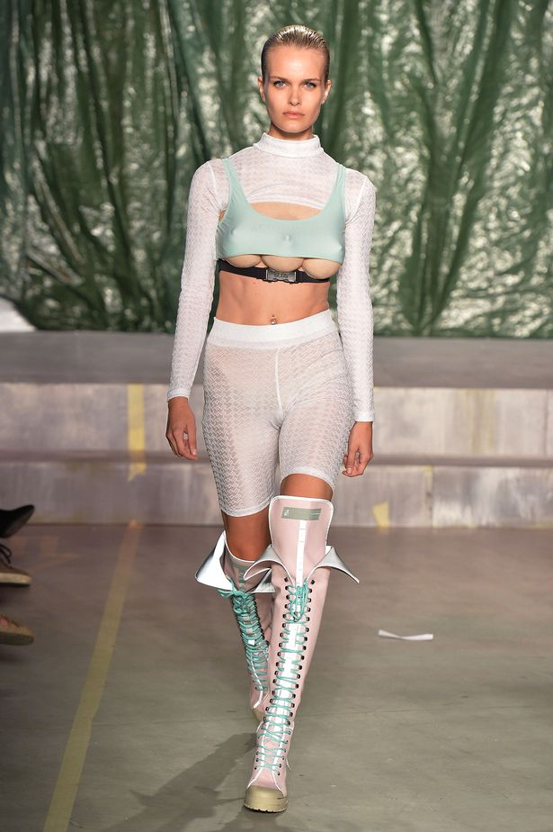Модели с тройни гърди удивиха зрителите на Седмицата на модата в Милано (СНИМКИ)