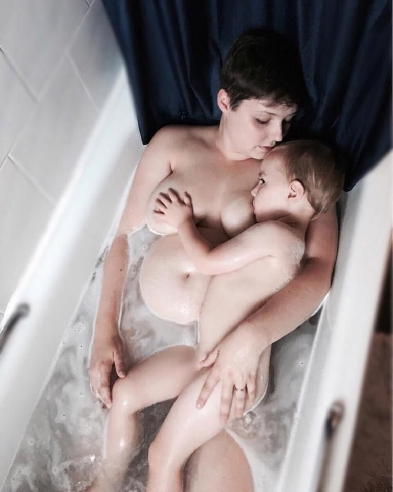Млада майка се съблича чисто гола, за да кърми 5-годишния си син и твърди, че това е нормално (СНИМКА 18+)