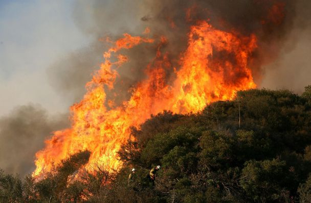 Няма край: Няколко пожара вилнеят в Карловско