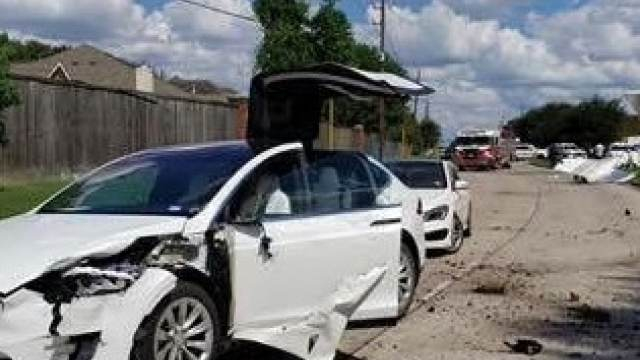 Невероятен сблъсък: Самолет с полицаи се заби на пътя в Тесла и Тойота (СНИМКИ)