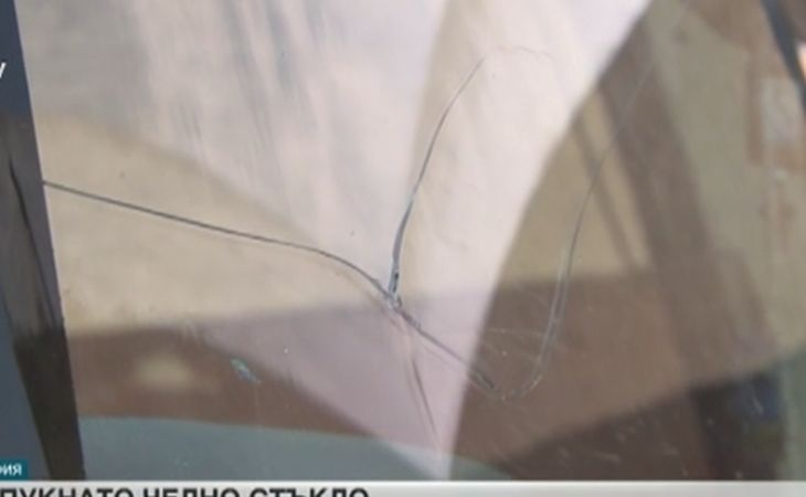 Още един автобус „Юнион Ивкони” вози пътници със счупено стъкло (СНИМКИ)