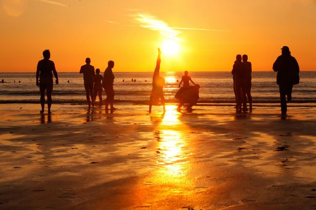 Стотици нудисти на британски плаж шокираха света (СНИМКИ 18+)