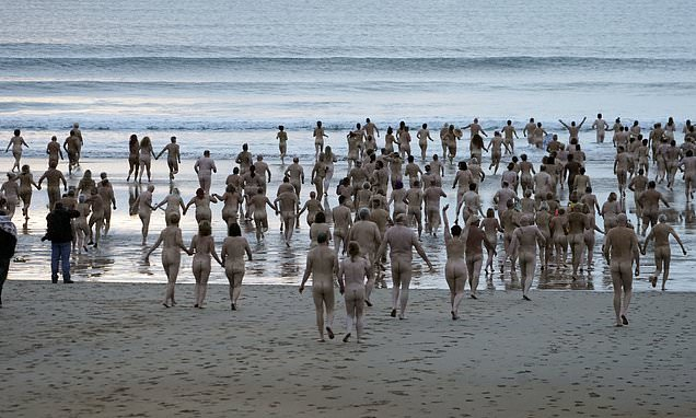 Стотици нудисти на британски плаж шокираха света (СНИМКИ 18+)