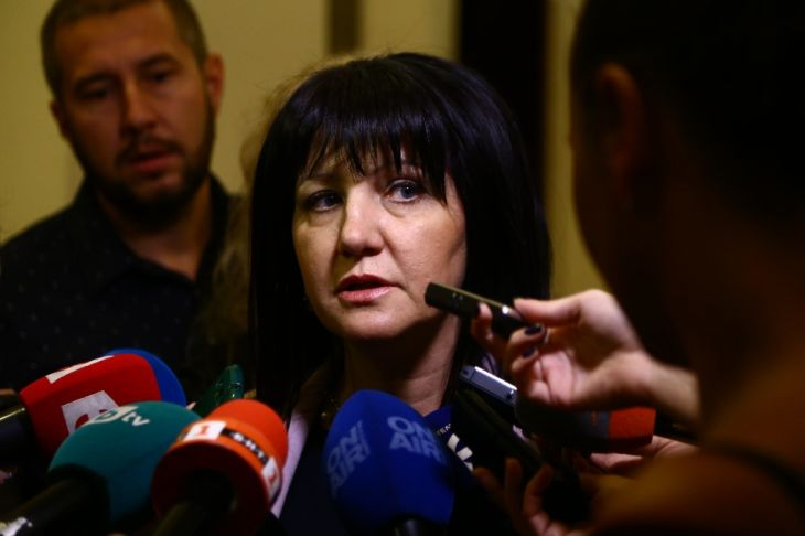 Караянчева с извънреден брифинг заради нахлуването на протестиращите в НС