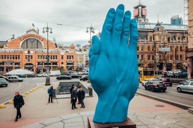 В Киев поставиха гигантска синя ръка на мястото на Ленин