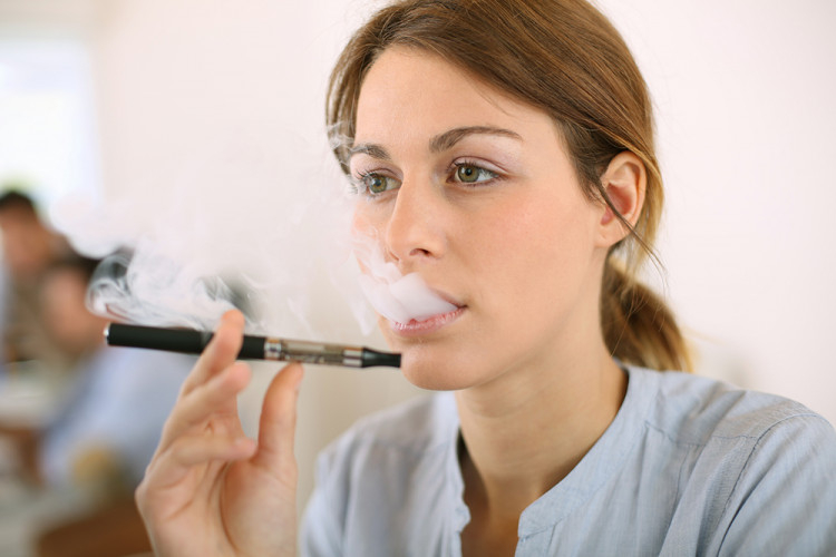 Ново проучване шокира: Електронните цигари „вкарват“ ракови вещества в белите дробове